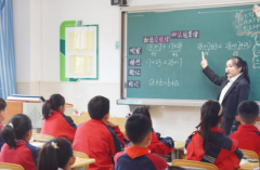 将课堂真实交还学生数学课上学生化身校