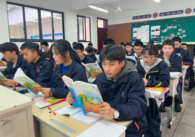 减轻课业负担促进学生全面发展研讨会采用人机协同议课形式 减轻课业负担促进学生全面发展研讨会采用人机协同议课形式